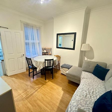 4 Bedroom House In Turnpike Lane/Wood Green Лондон Екстер'єр фото