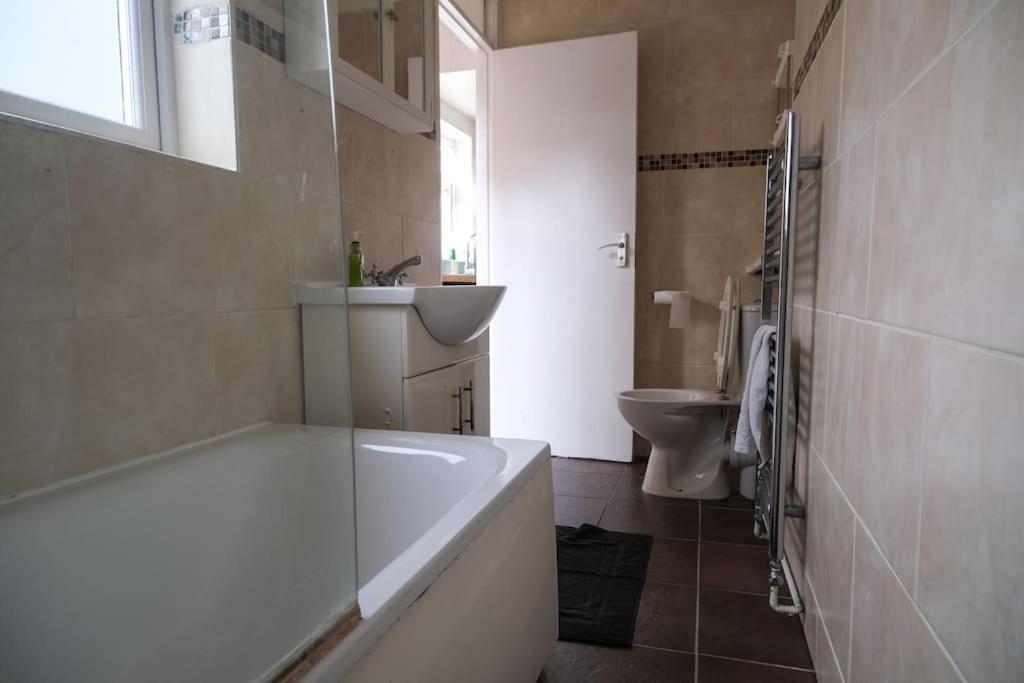 4 Bedroom House In Turnpike Lane/Wood Green Лондон Екстер'єр фото