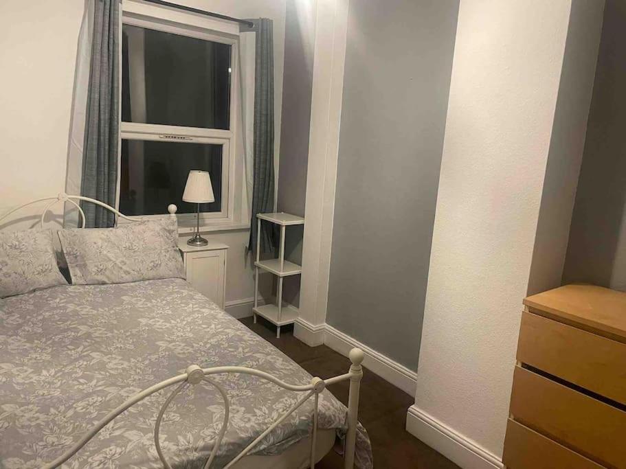 4 Bedroom House In Turnpike Lane/Wood Green Лондон Екстер'єр фото