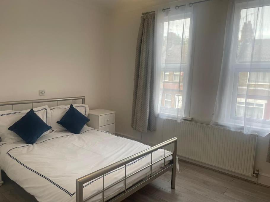 4 Bedroom House In Turnpike Lane/Wood Green Лондон Екстер'єр фото