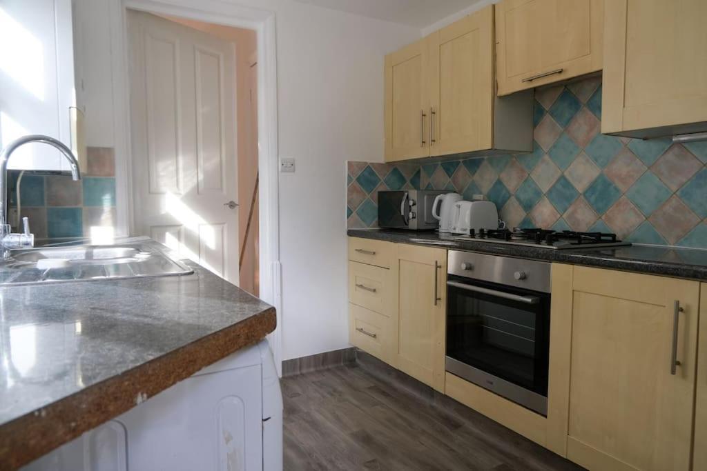 4 Bedroom House In Turnpike Lane/Wood Green Лондон Екстер'єр фото