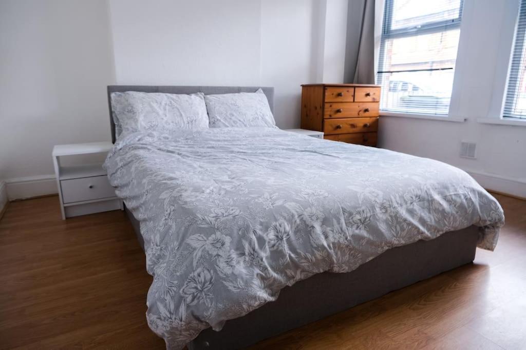 4 Bedroom House In Turnpike Lane/Wood Green Лондон Екстер'єр фото